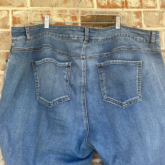 Est. 1946 Curvy Blue Denim Cropped Jeans - Picture 5 of 9